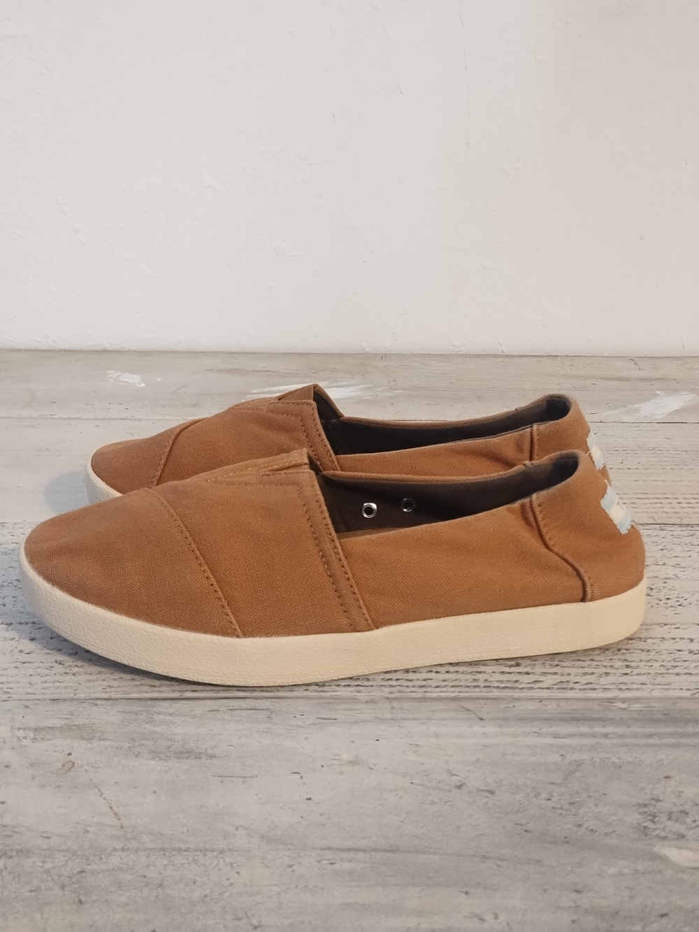 Toms  color Tan Canvas Sneakers Shoes Women's 7.5 very good condition